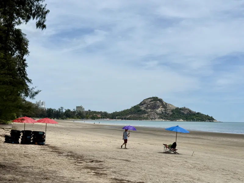 หาดสวนสนประดิพัทธ์ ใกล้เขาตะเกียบ