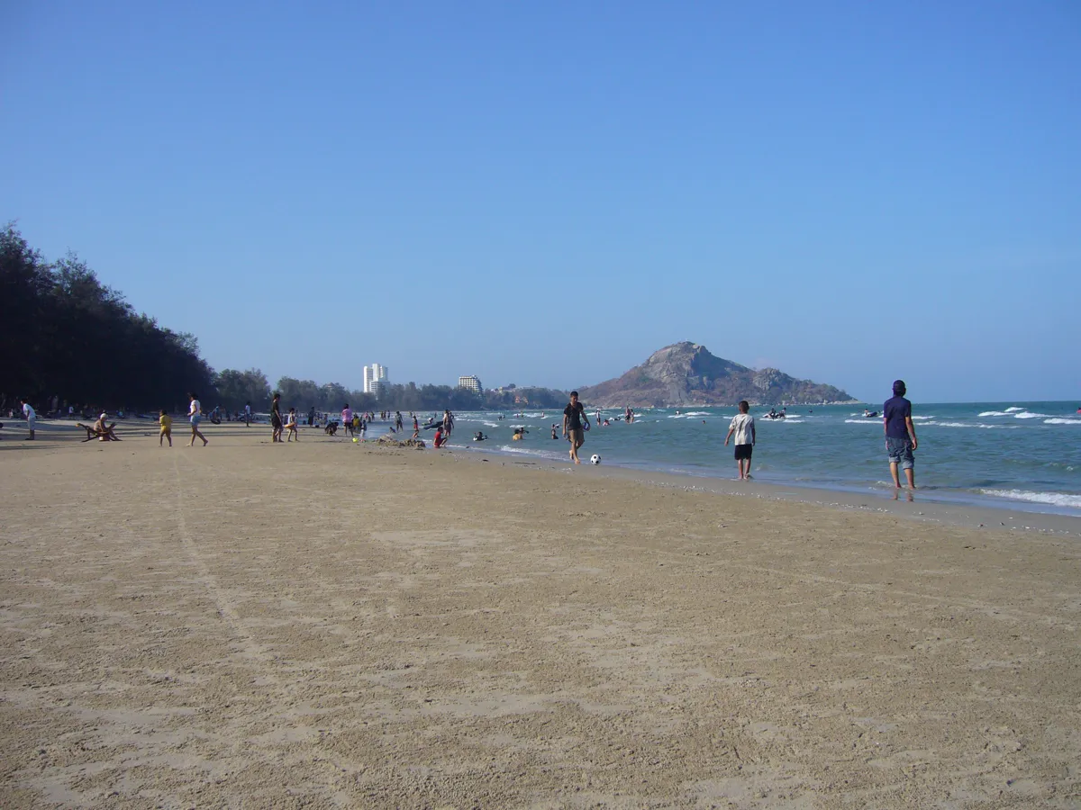 หาดหัวหิน มองเห็นเขาตะเกียบ